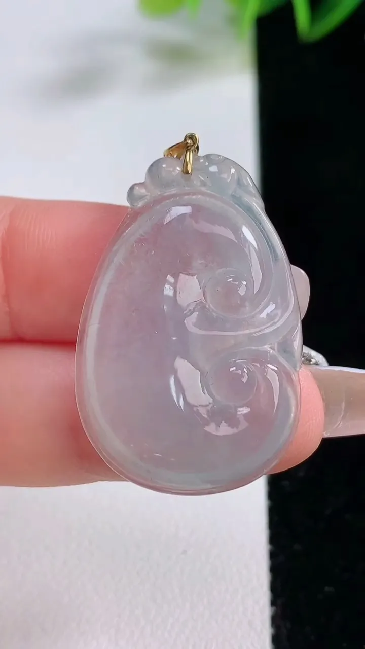 天然A货翡翠种白冰如意吊坠，尺寸33-21.6-4.6，重量:5.89g
12月22日