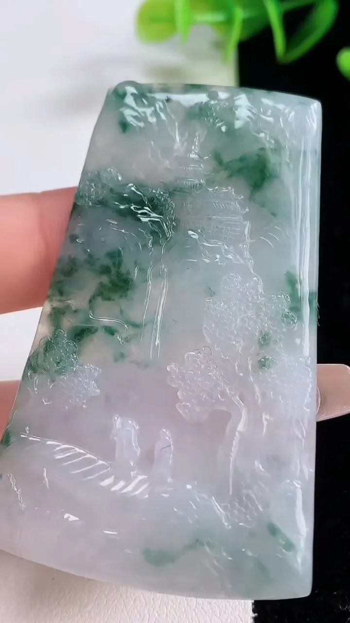 天然A货翡翠牌吊坠，尺寸64.3-38.9-3.8，重量:26.29g
12月22日