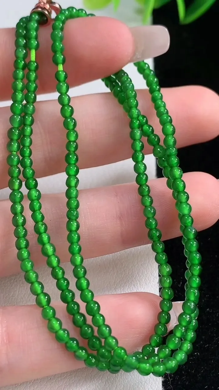 天然A货翡翠小米珠项链，尺寸2.6，重量:7.98g12月22日
工厂直销收藏佳品,种好水足，色泽均匀，有种有色，上手高大气！