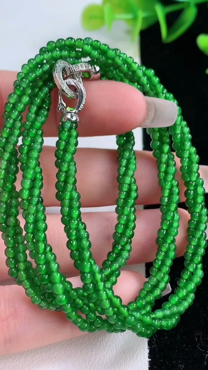 天然A货翡翠小米珠三排项链，尺寸2.4，重量:16.36g12月22日
工厂直销收藏佳品,种好水足，色泽均匀，有种有色，上手高大气！