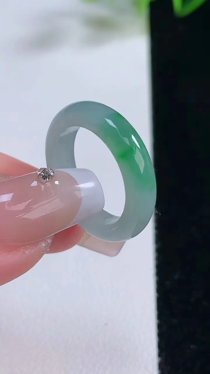 天然A货翡翠指环戒指，尺寸16.3-4.4-3，重量:2.92g2025年12月22日
工厂直销收藏佳品,种好水足，色泽均匀，有种有色，上手高大气！