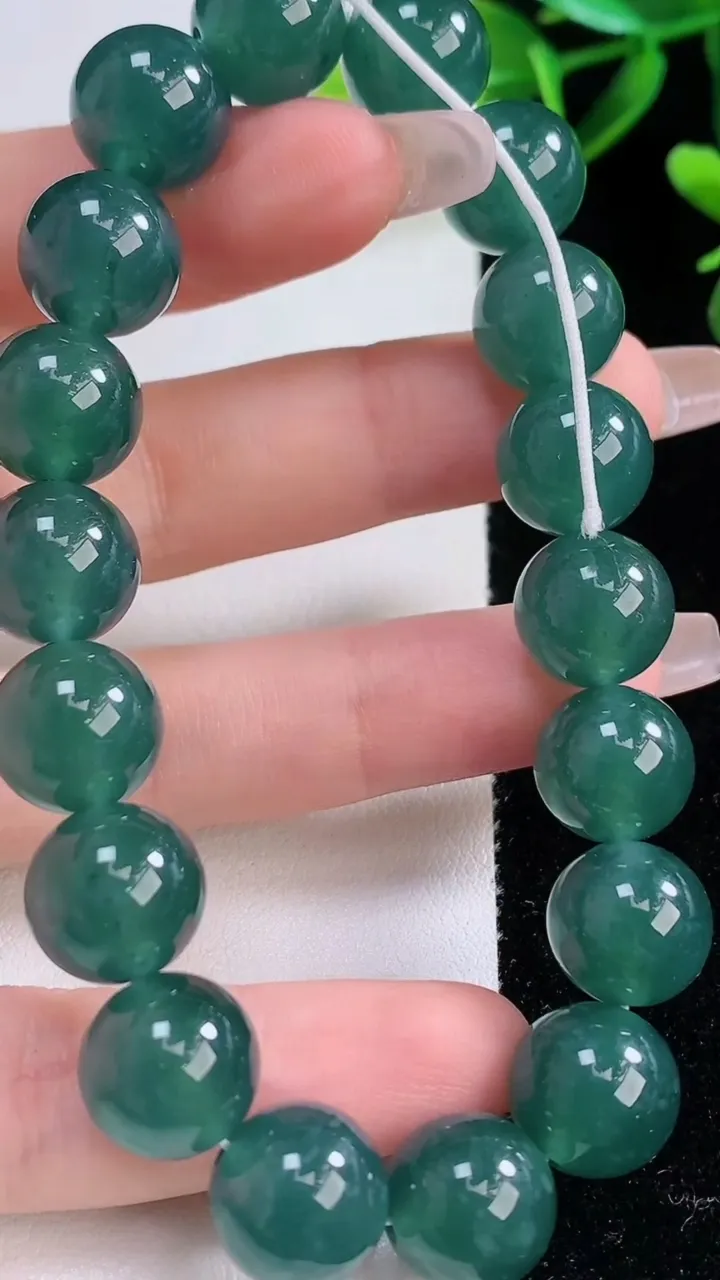 天然A货翡翠圆珠手串，尺寸11.8-18颗，重量:51.06g12月22日
工厂直销收藏佳品,种好水足，色泽均匀，有种有色，上手高大气！