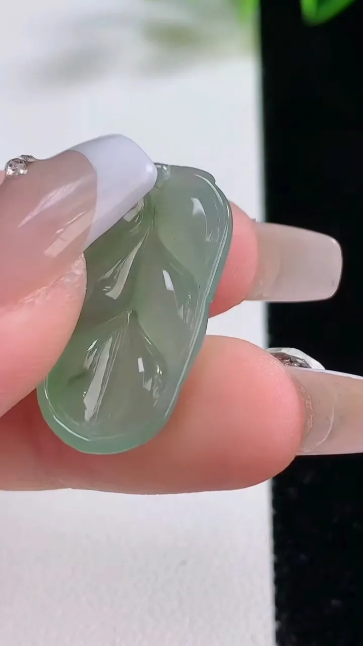 天然A货翡翠金枝玉叶 叶子吊坠，尺寸26.7-14.8-6，重量:3.88g
12月22日