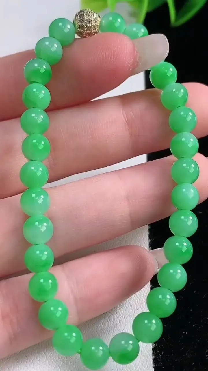 天然A货翡翠圆珠手串，尺寸6-29颗，重量:11.76g12月22日
工厂直销收藏佳品,种好水足，色泽均匀，有种有色，上手高大气！