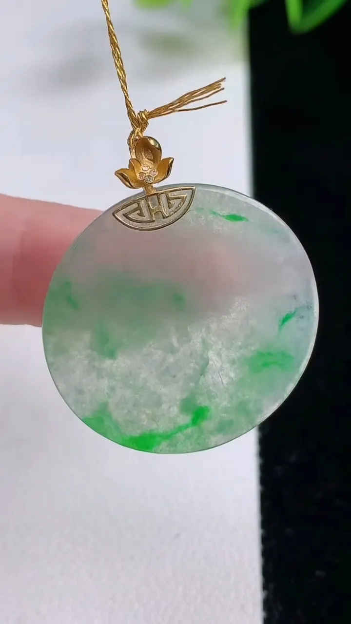 天然A货翡翠无事牌吊坠，尺寸27.6-1.5，重量:3.91g
12月22日