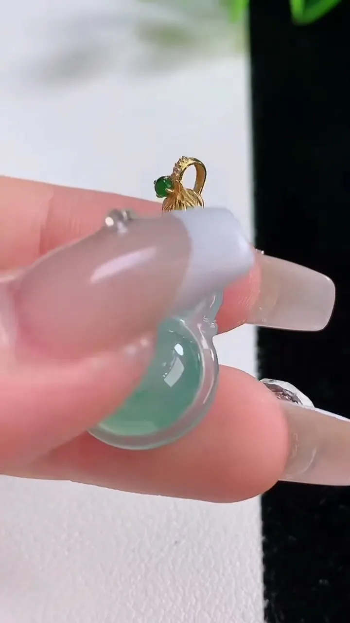 天然A货翡翠葫芦吊坠，尺寸24-15.8-6.5，重量:3.61g
12月22日