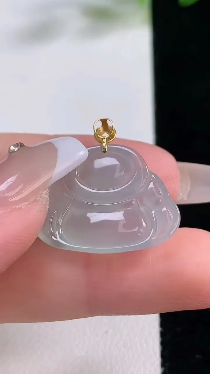 天然A货翡翠种白冰佛公吊坠，尺寸18.5-23.5-4.6，重量:3.24g
12月22日