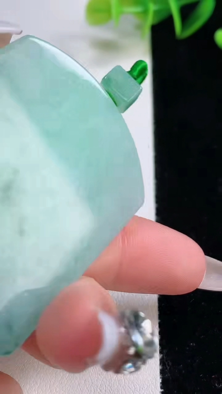 天然A货翡翠飘花无事牌吊坠，尺寸57.2-42.7-6，重量:45.02g
12月22日