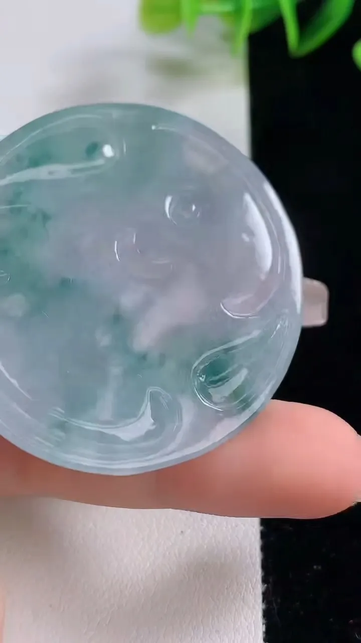 天然A货翡翠飘花不动明王吊坠，尺寸50-44.4-5.2，重量:23.13g
12月22日