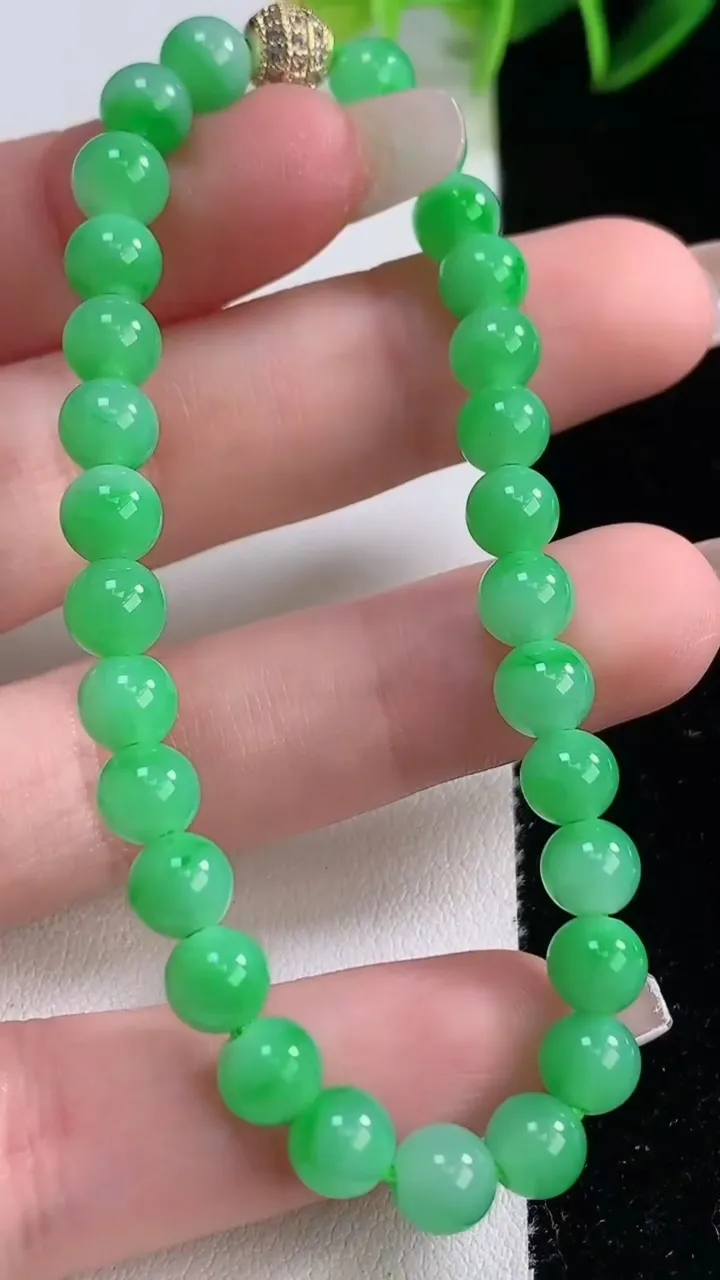天然A货翡翠圆珠手串，尺寸6-29颗，重量:11.76g12月22日
工厂直销收藏佳品,种好水足，色泽均匀，有种有色，上手高大气！