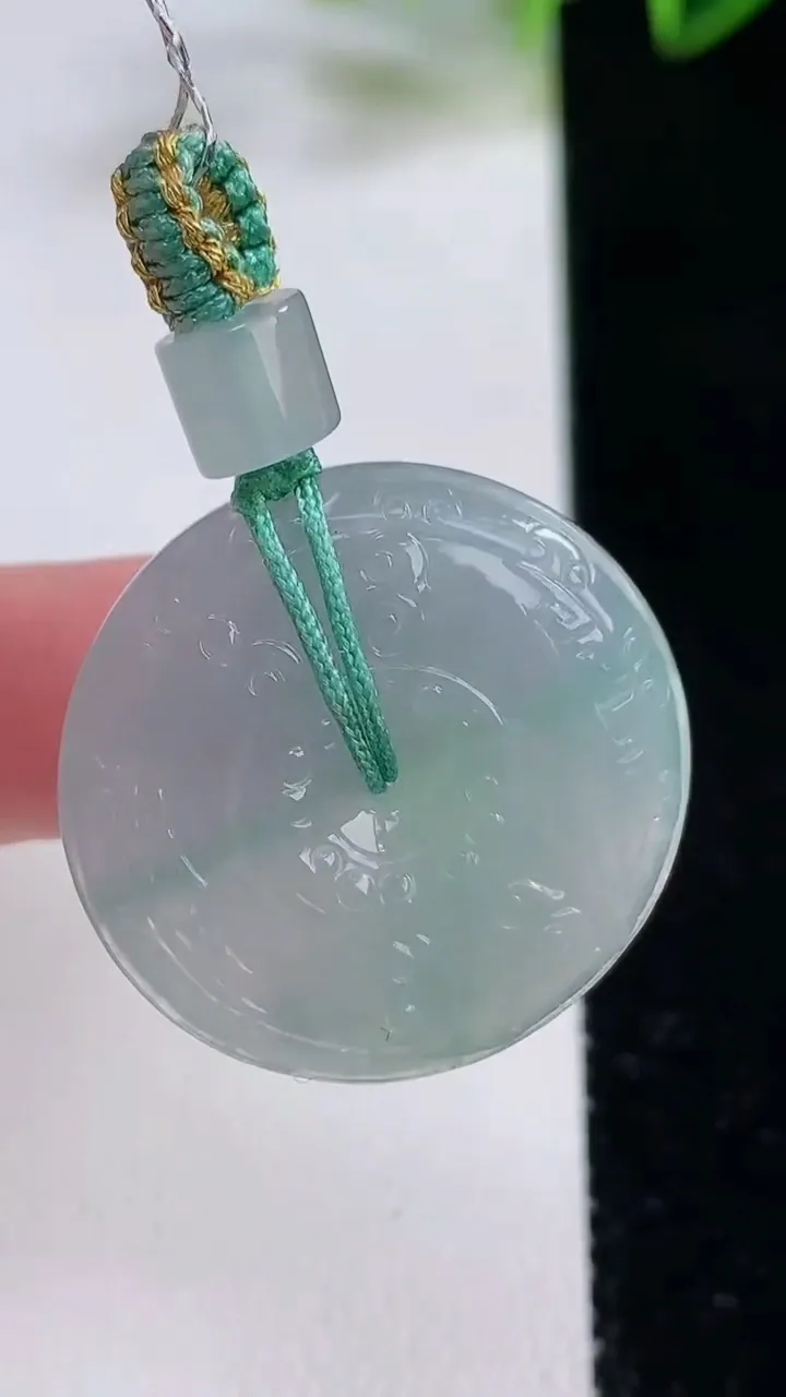 天然A货翡翠复古平安扣吊坠，尺寸26.4-5.4，重量:9.51g
12月22日