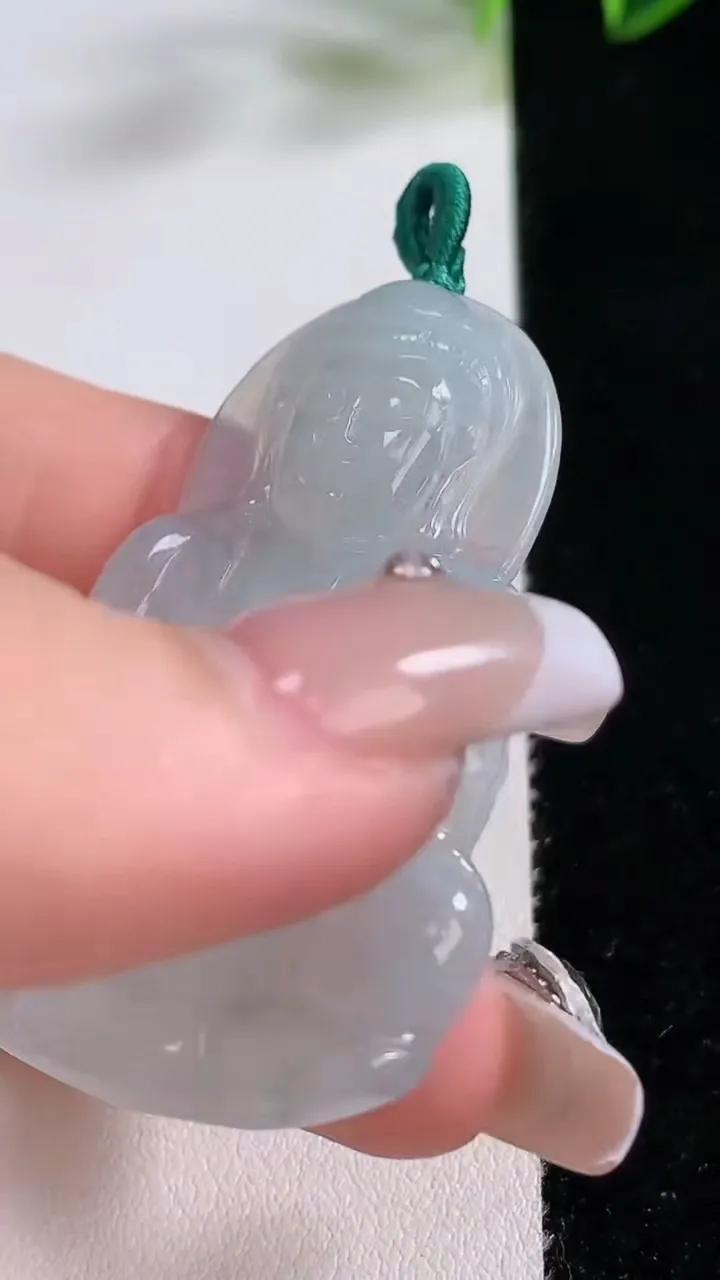 天然A货翡翠观音菩萨吊坠，尺寸49.7-34.2-4.7，重量:13.94g
12月22日