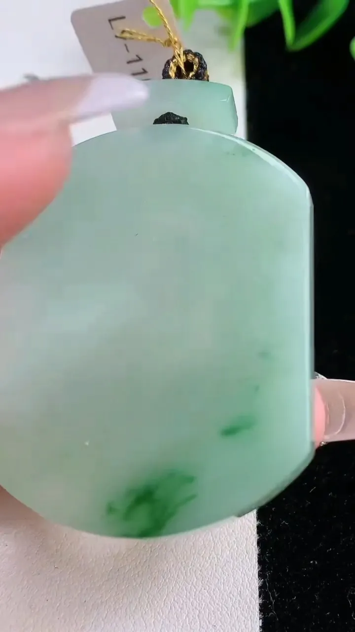 天然A货翡翠无事牌吊坠，尺寸50.3-40.4-5.8，重量:35.24g
12月22日