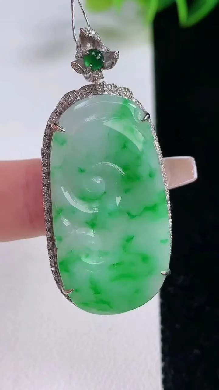 天然A货翡翠如意吊坠，尺寸47-21-5.9，裸石36-19重量:5.48g
12月22日