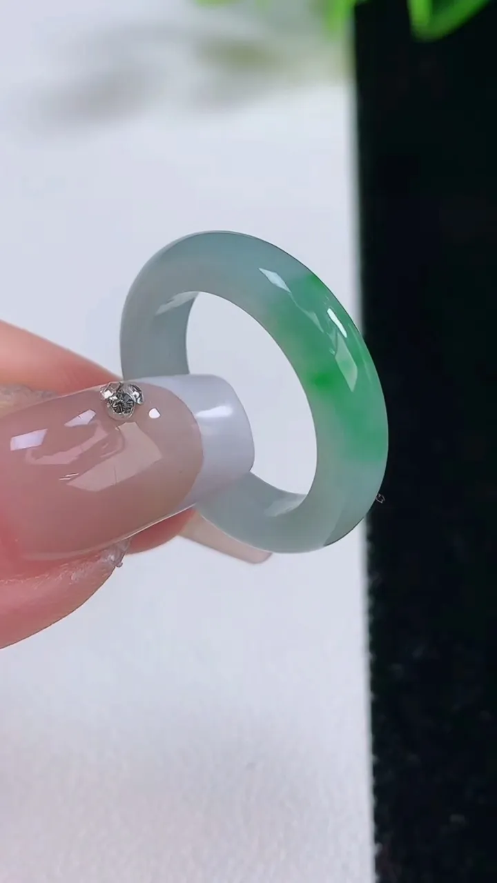 天然A货翡翠指环戒指，尺寸16.3-4.4-3，重量:2.92g2025年12月22日
工厂直销收藏佳品,种好水足，色泽均匀，有种有色，上手高大气！