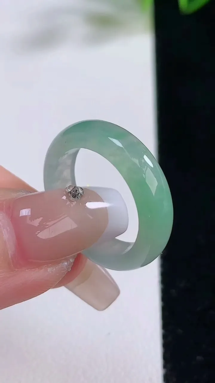 天然A货翡翠指环戒指，尺寸17.4-5.2-2.9，重量:3.38g2025年12月22日
工厂直销