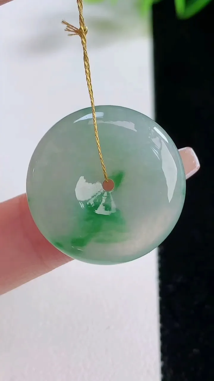 天然A货翡翠平安扣吊坠，尺寸23.6-5.2，重量:6.20g
12月22日