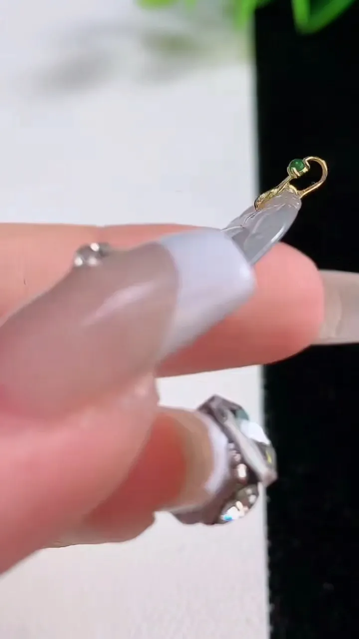 天然A货翡翠种白冰如意吊坠，尺寸35.2-21.6-2.6，重量:4.36g
12月22日