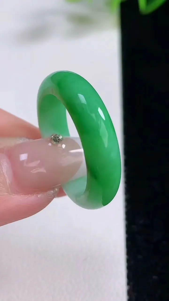 天然A货翡翠指环戒指，尺寸20.3-6-3.8，重量:5.23g2025年12月22日
工厂直销收藏佳品,种好水足，色泽均匀，有种有色，上手高大气！