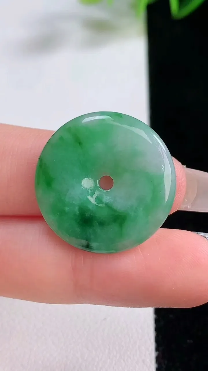 天然A货翡翠平安扣吊坠，尺寸23.6-3.2，重量:4.50g
12月22日