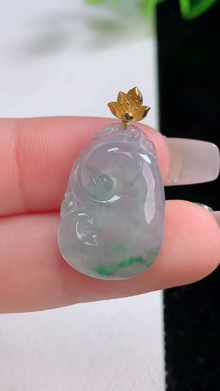 天然A货翡翠种飘花如意吊坠，尺寸22.5-15.6-3.9，重量:2.33g
12月22日