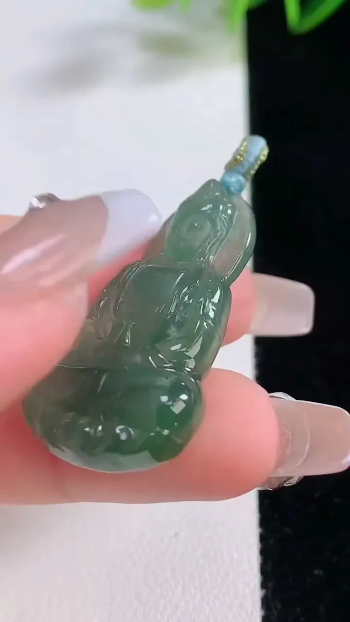 天然A货翡翠观音菩萨吊坠，尺寸34.7-20.5-5.4，重量:6.61g
12月22日