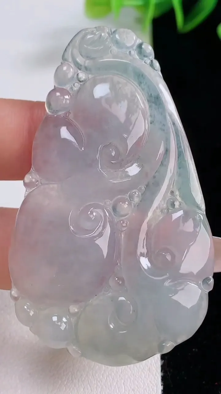 天然A货翡翠如意吊坠，尺寸60.7-37-6，重量:20.72g
12月22日