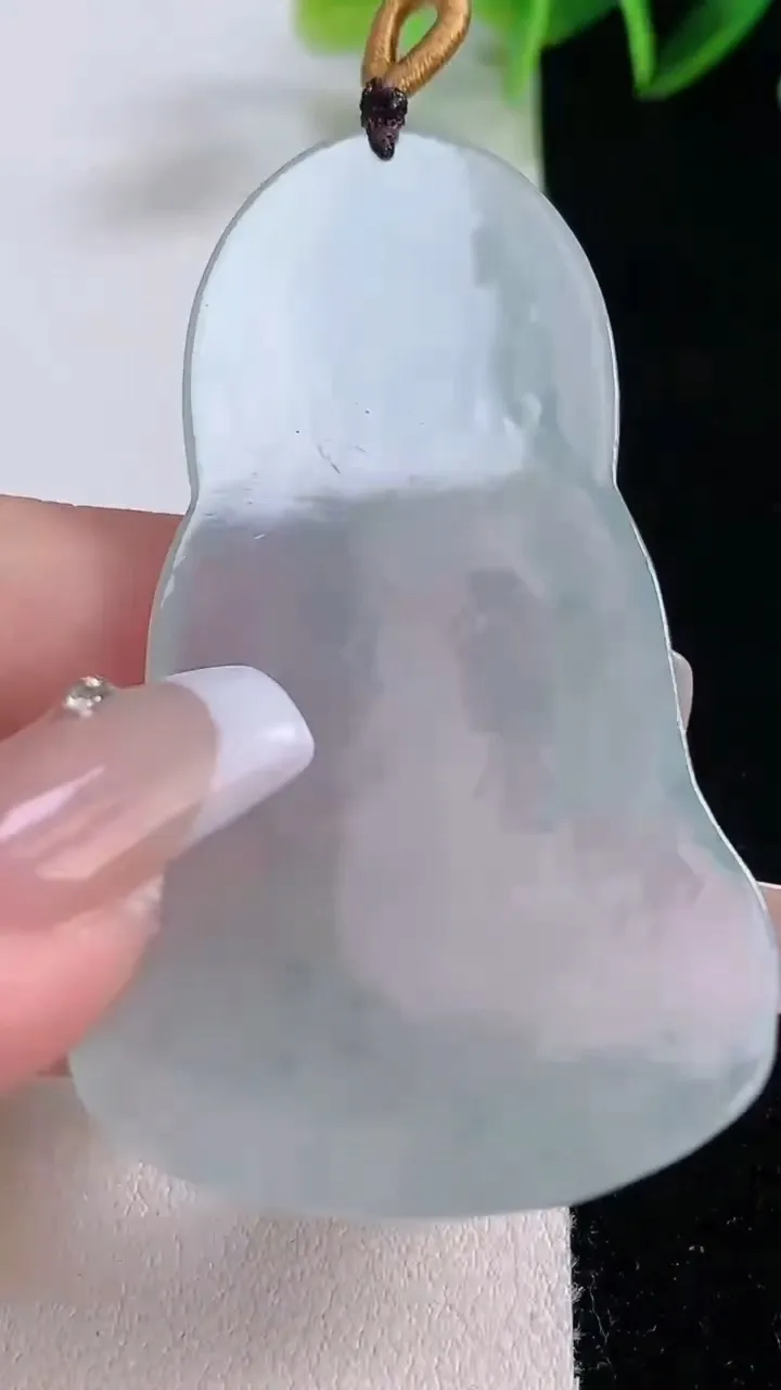 天然A货翡翠冰种飘花观音菩萨吊坠，尺寸60.8-35.2-5，重量:19.56g
12月22日