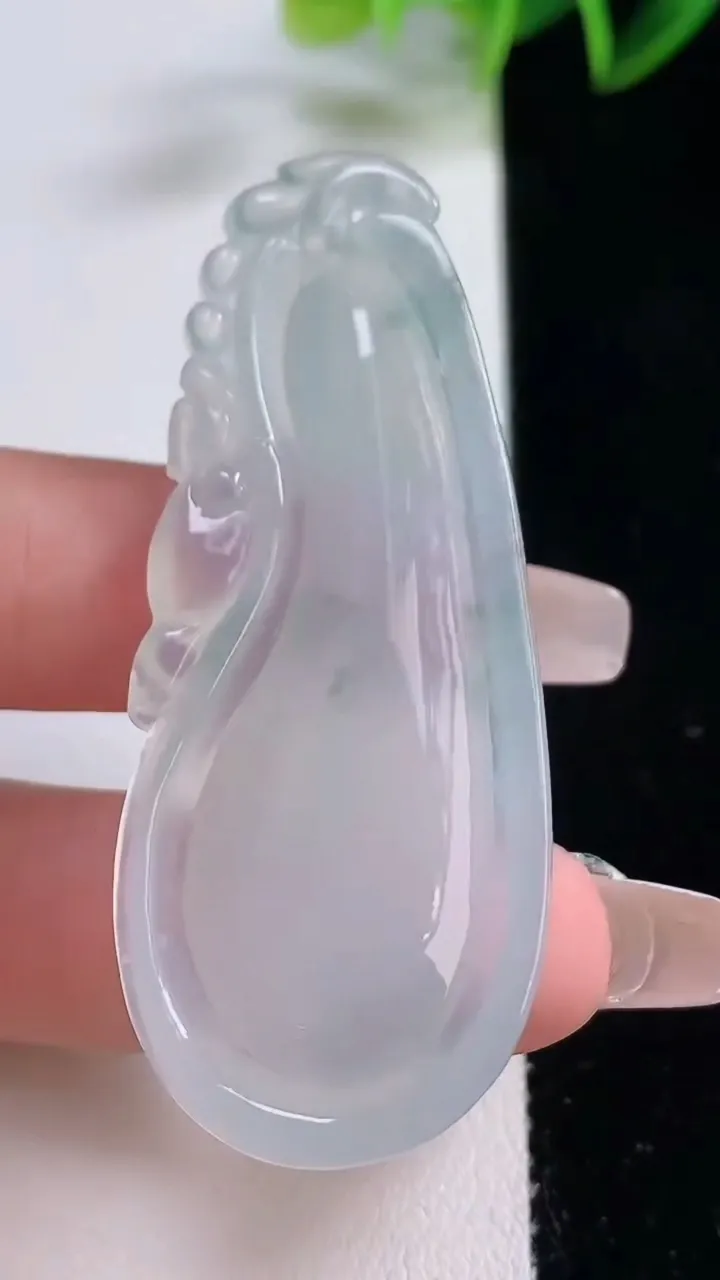 天然A货翡翠冰种飘花福瓜吊坠，尺寸59-23.9-7.5，重量:16.43g
12月22日