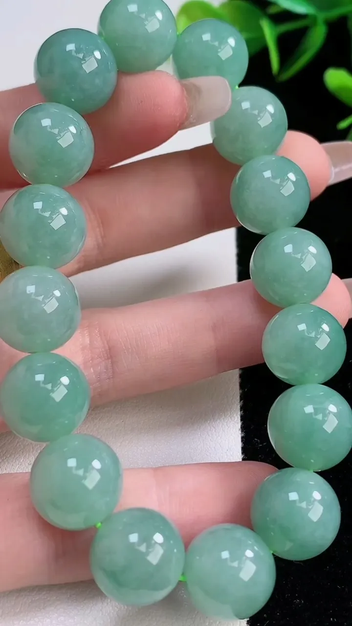 天然A货翡翠圆珠手串，尺寸12.7-16颗，重:56.61g12月22日
工厂直销收藏佳品,种好水足