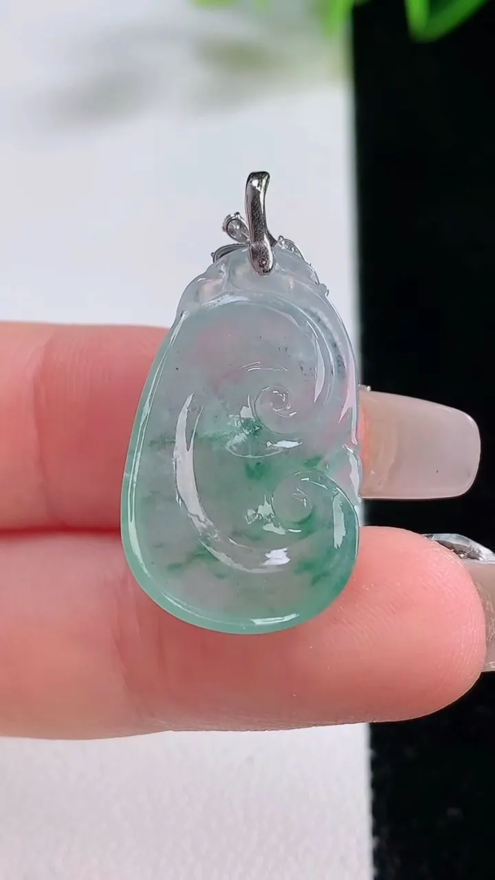 天然A货翡翠种飘花如意吊坠，尺寸25.7-15.8-3.6，重量:2.88g
12月22日