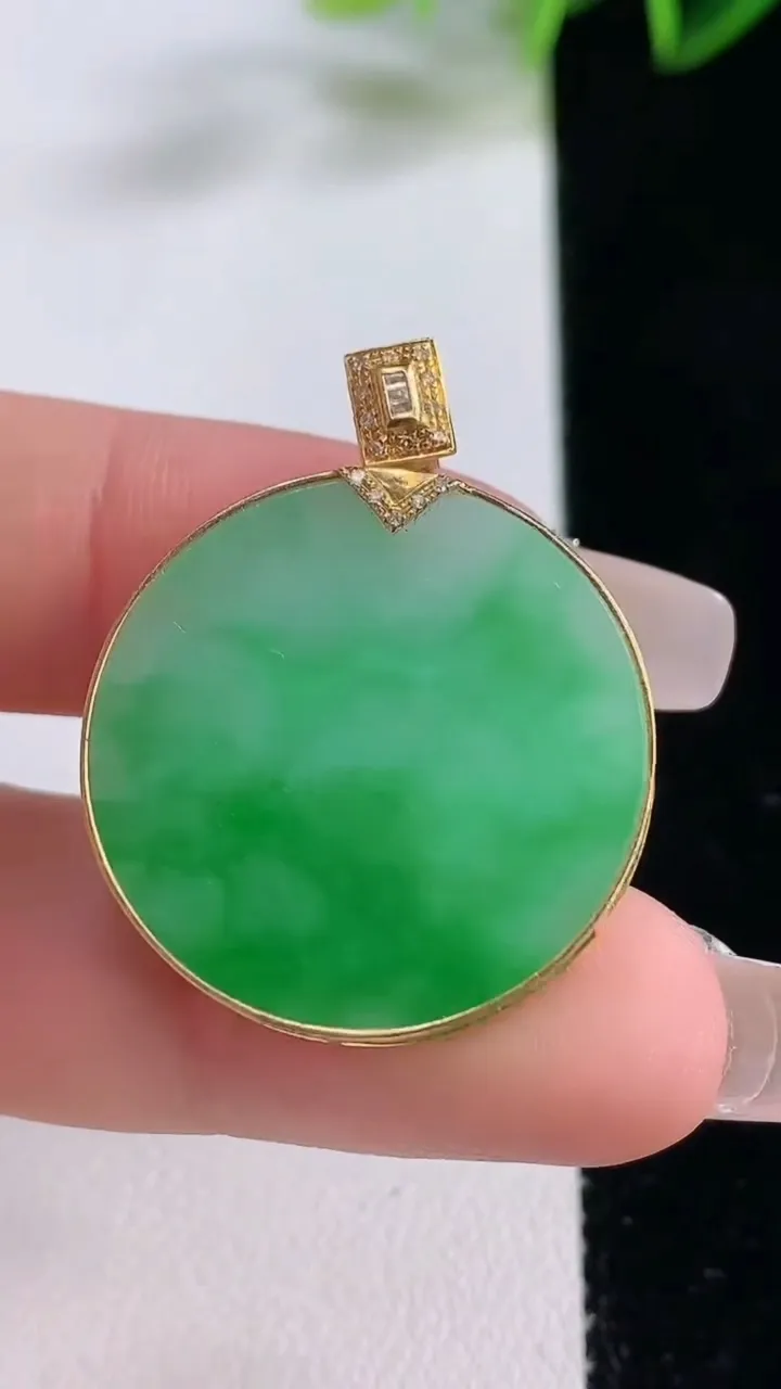 天然A货翡翠无事牌吊坠，尺寸25.7-4，重量:7.61g
12月22日