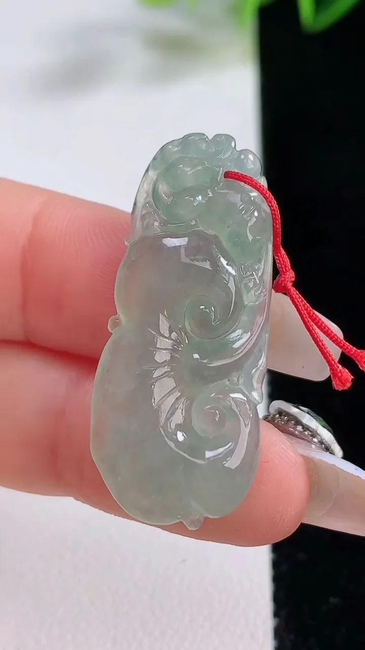 天然A货翡翠如意吊坠，尺寸35.7-14-3.6，重量:4.20g
12月22日