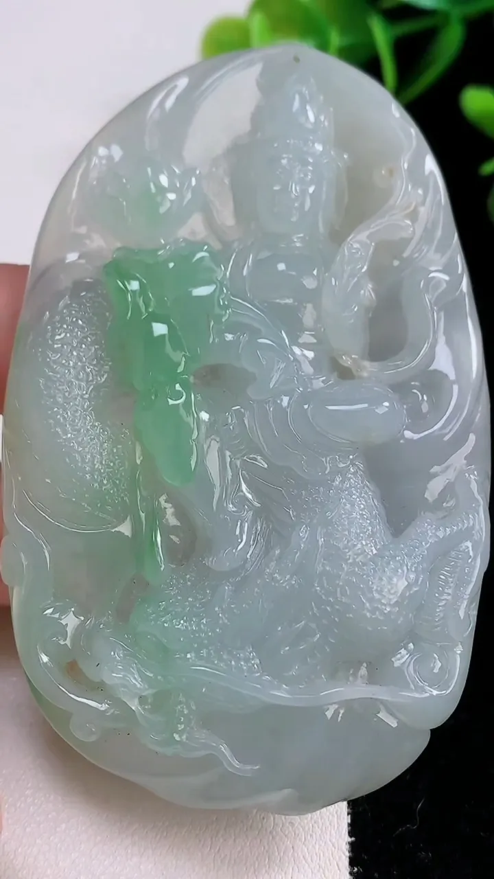 天然A货翡翠御龙大势至菩萨吊坠，尺寸74-50-14，重:72.50g
12月22日
