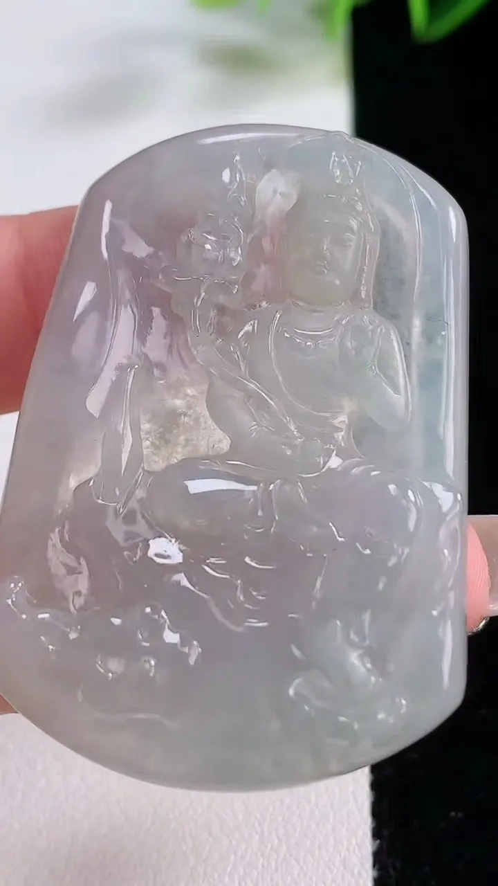 天然A货翡翠大势至菩萨吊坠，尺寸49.6-35-4.7，重量:18.90g
12月22日