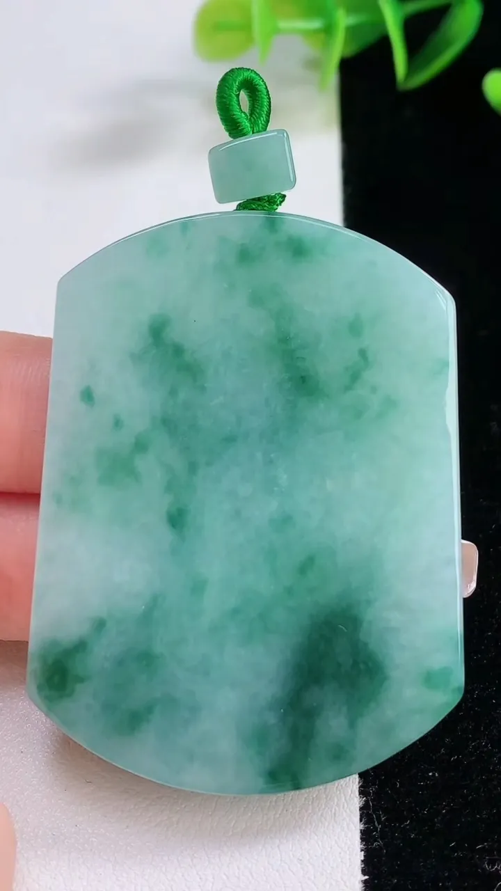 天然A货翡翠飘花无事牌吊坠，尺寸55.2-41.2-5.7，重量:39.95g
12月22日