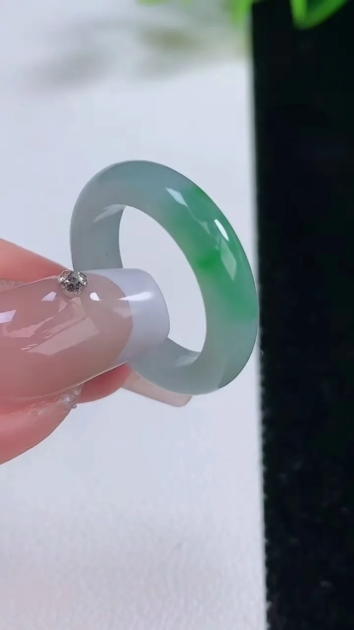 天然A货翡翠指环戒指，尺寸16.3-4.4-3，重量:2.92g2025年12月22日
工厂直销收藏佳品,种好水足，色泽均匀，有种有色，上手高大气！
