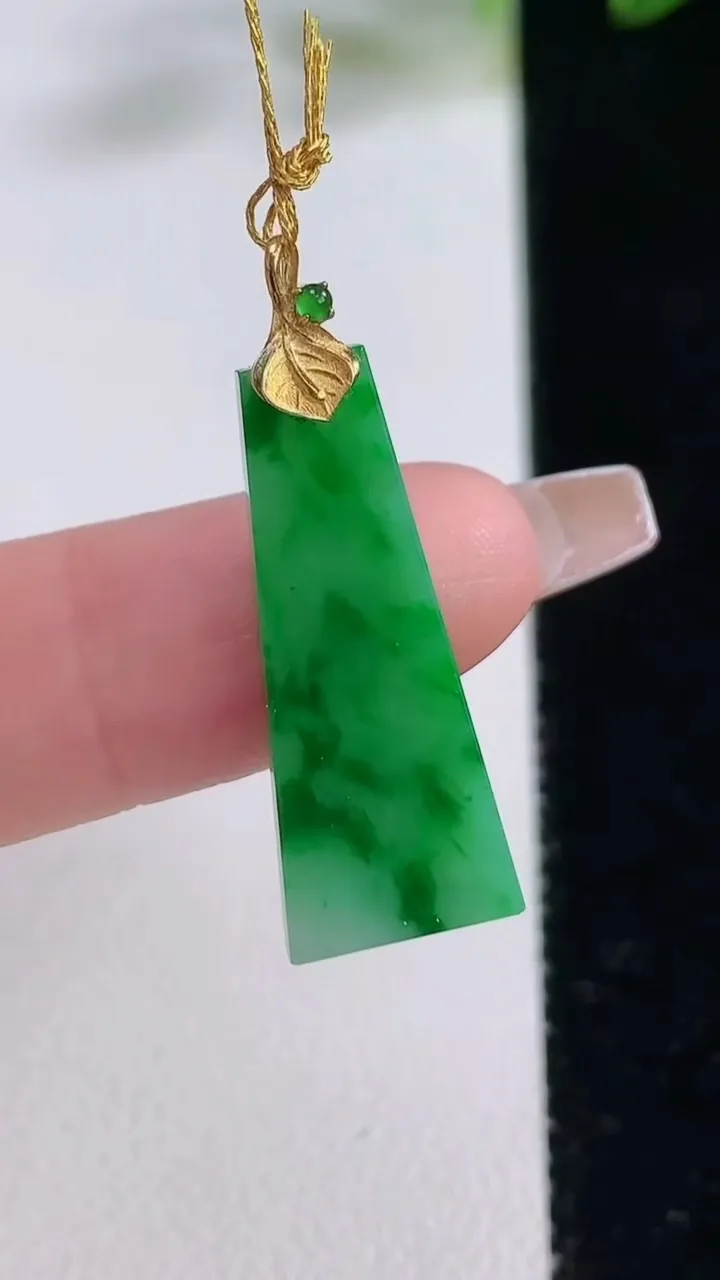 天然A货翡翠无事牌吊坠，尺寸26.2-10.8-2.5，重量:2.05g
12月22日