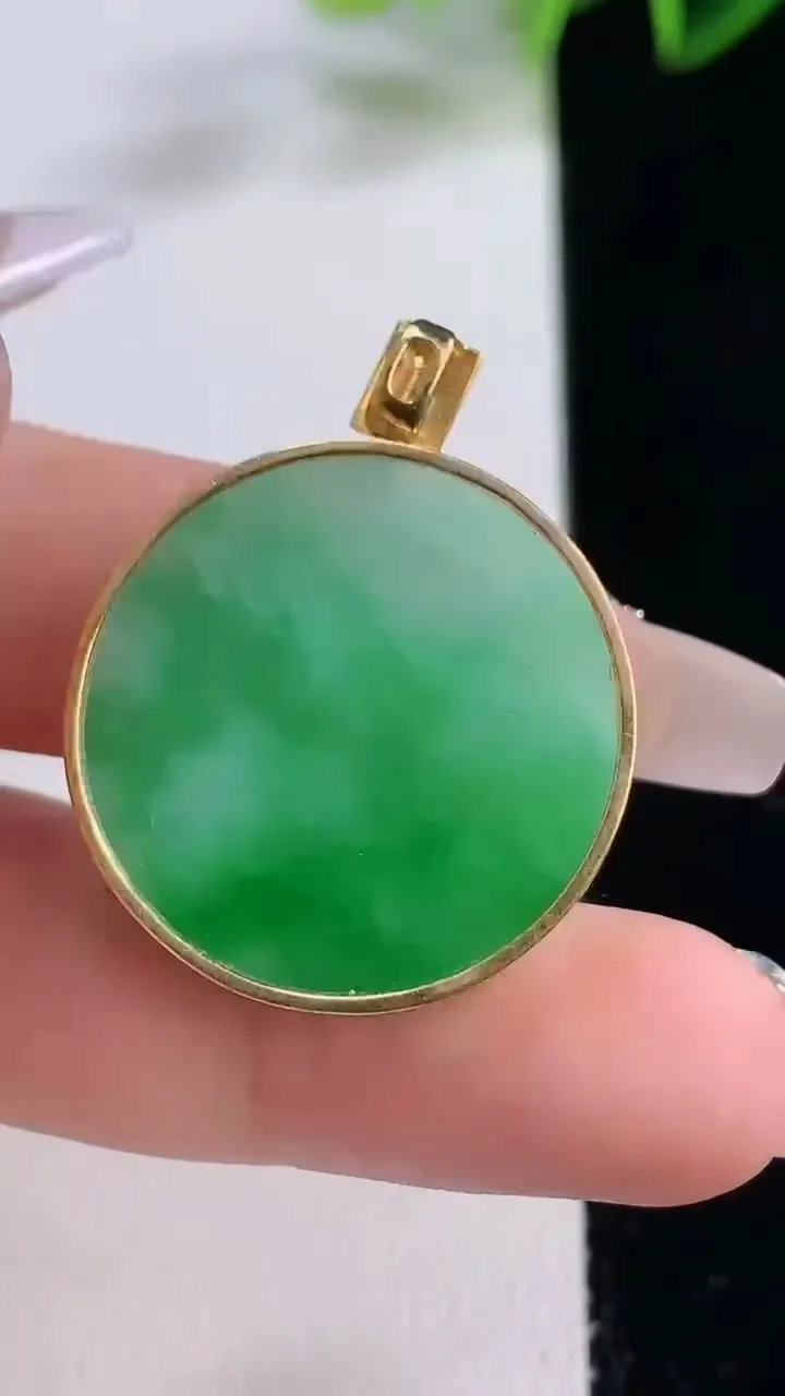 天然A货翡翠无事牌吊坠，尺寸25.7-4，重量:7.61g
12月22日