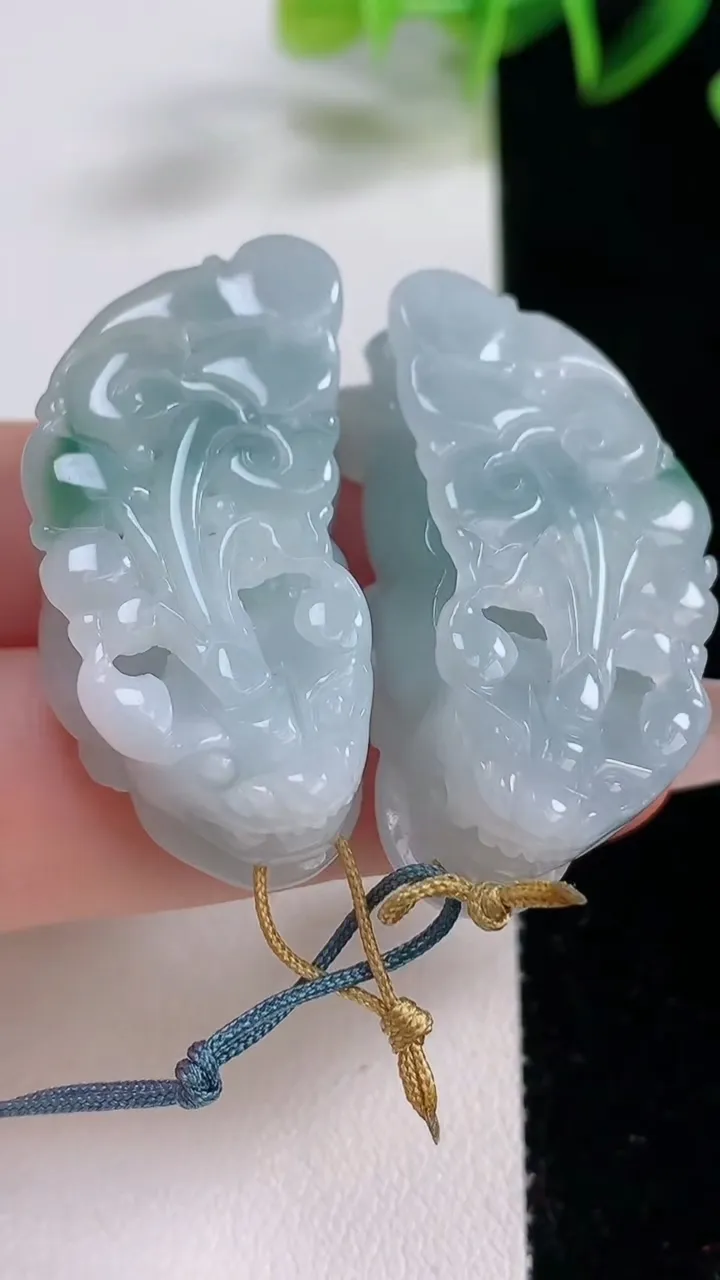 天然A货翡翠飘花貔貅吊坠一对，尺寸36.8-18.5-12，重量:35.65g
12月22日