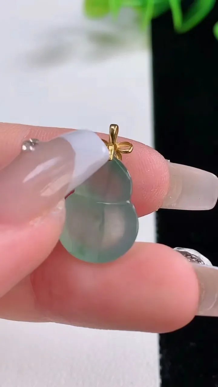 天然A货翡翠种飘花葫芦吊坠，尺寸17-12.5-4.6，重量:1.65g
12月22日