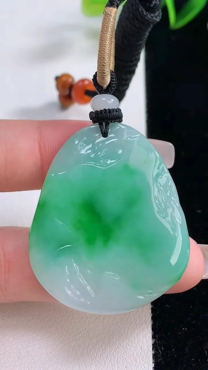 天然A货翡翠无相佛吊坠，尺寸38.6-32.8-5.2，重量:15.91g
12月22日