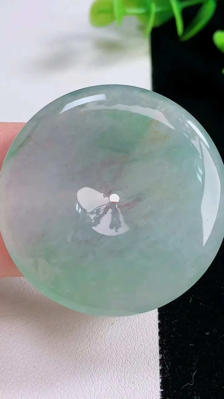 天然A货翡翠平安扣吊坠，尺寸47-6，重:30.30g
12月22日