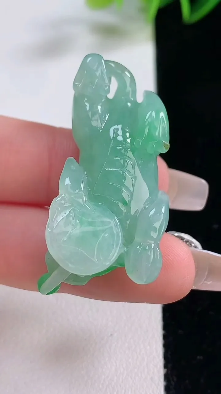 天然A货翡翠貔貅吊坠，尺寸41.8-19-11.8，重量:15.88g
12月22日