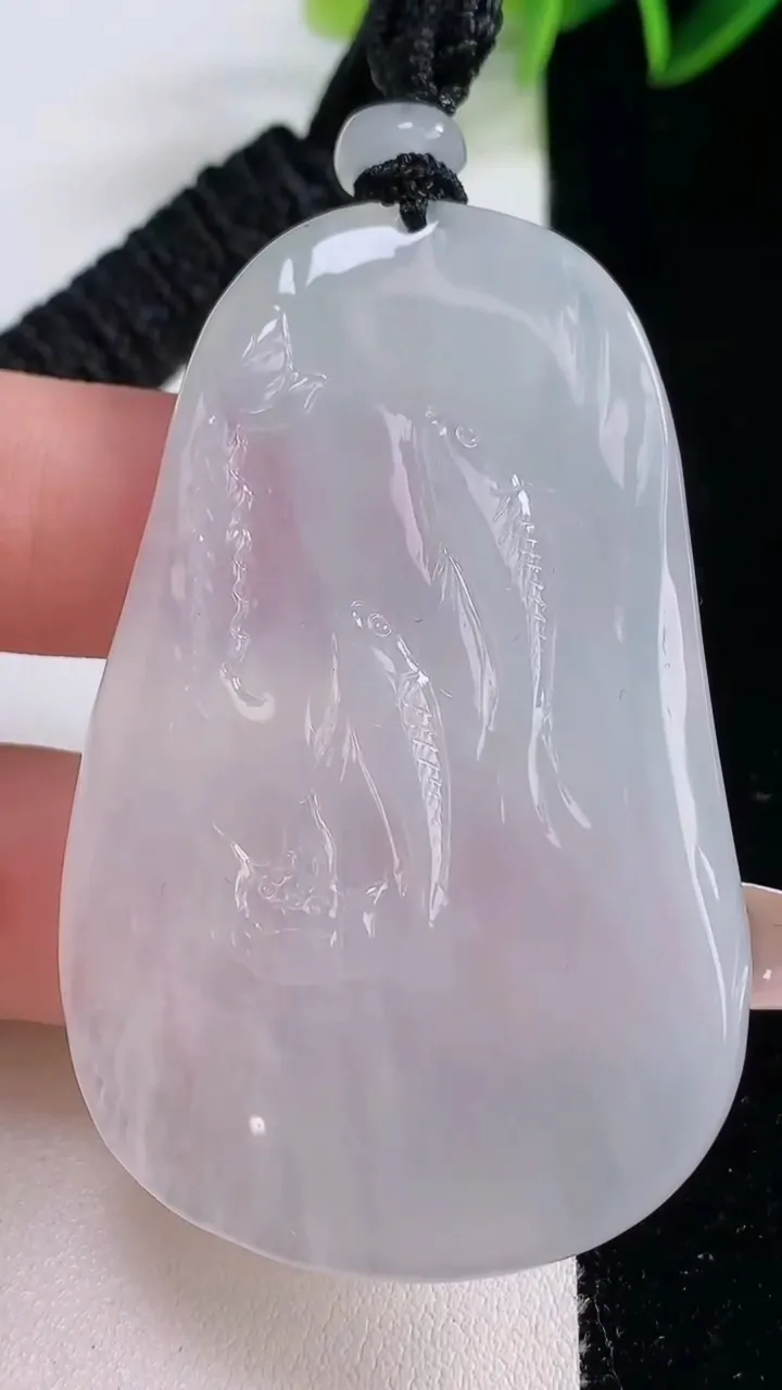 天然A货翡翠和和美美 荷叶鱼吊坠，尺寸59.2-36.8-6.5，重量:34.04g
12月22日