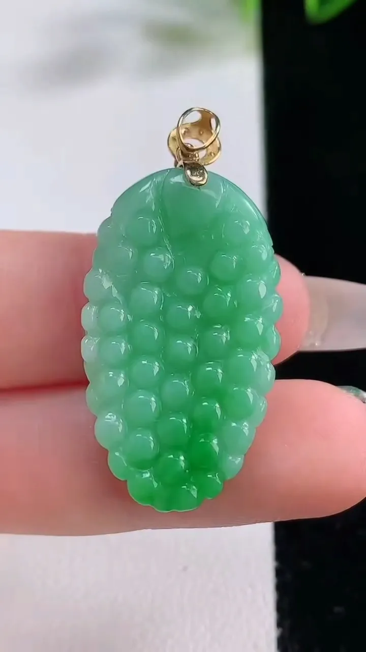 天然A货翡翠多子多福 葡萄吊坠，尺寸31.4-16.8-5.7，重量:6.88g
12月22日