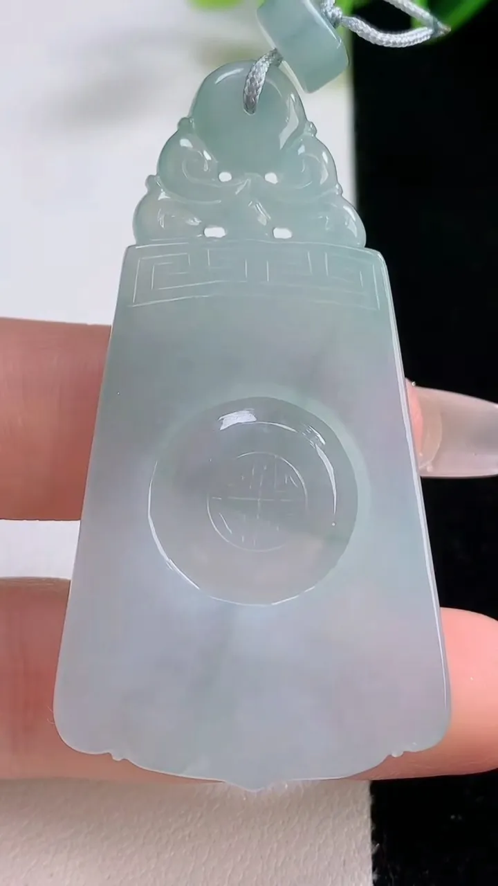 天然A货翡翠仿古无事牌吊坠，尺寸56-30.5-4，重量:15.78g
12月22日