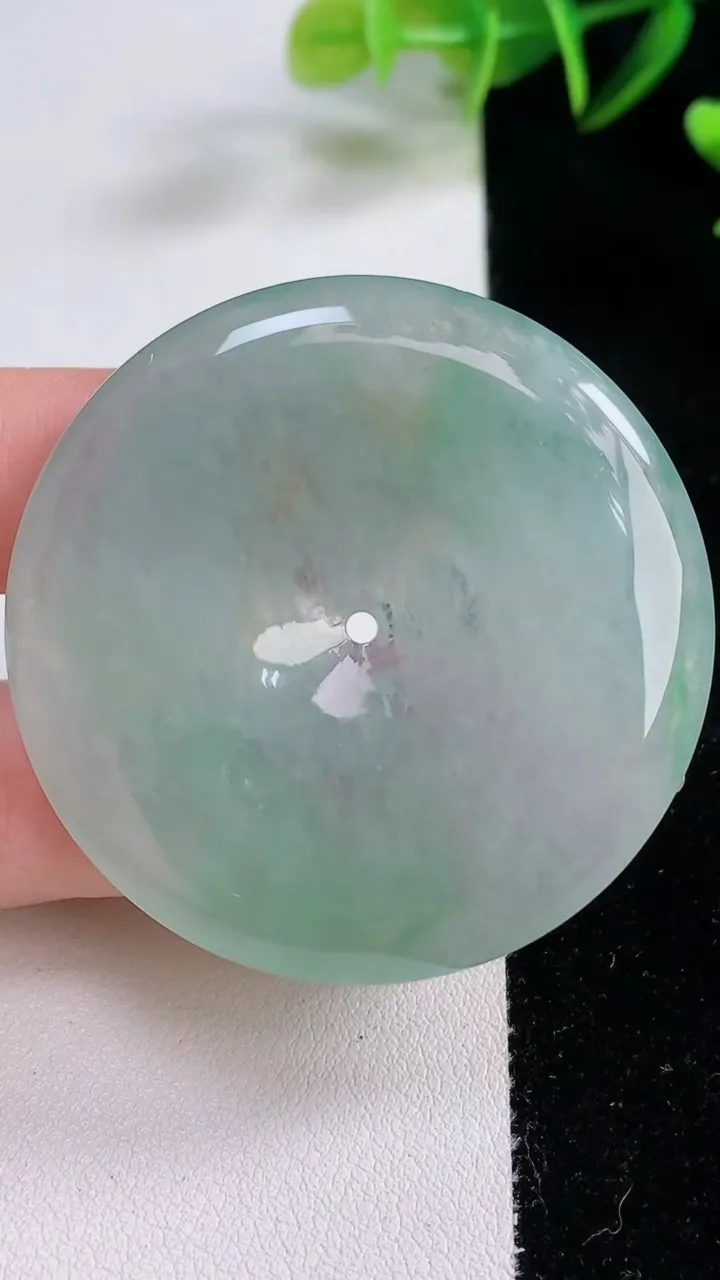 天然A货翡翠平安扣吊坠，尺寸47-6，重:30.30g
12月22日