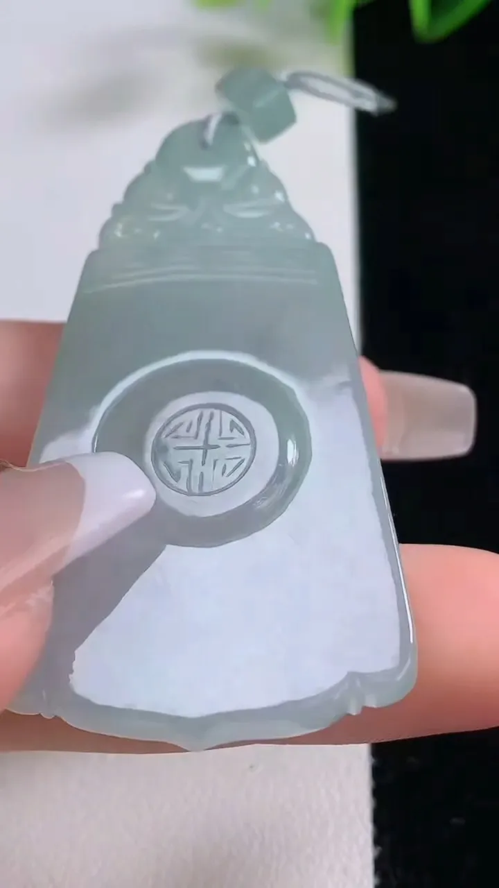 天然A货翡翠仿古无事牌吊坠，尺寸56-30.5-4，重量:15.78g
12月22日