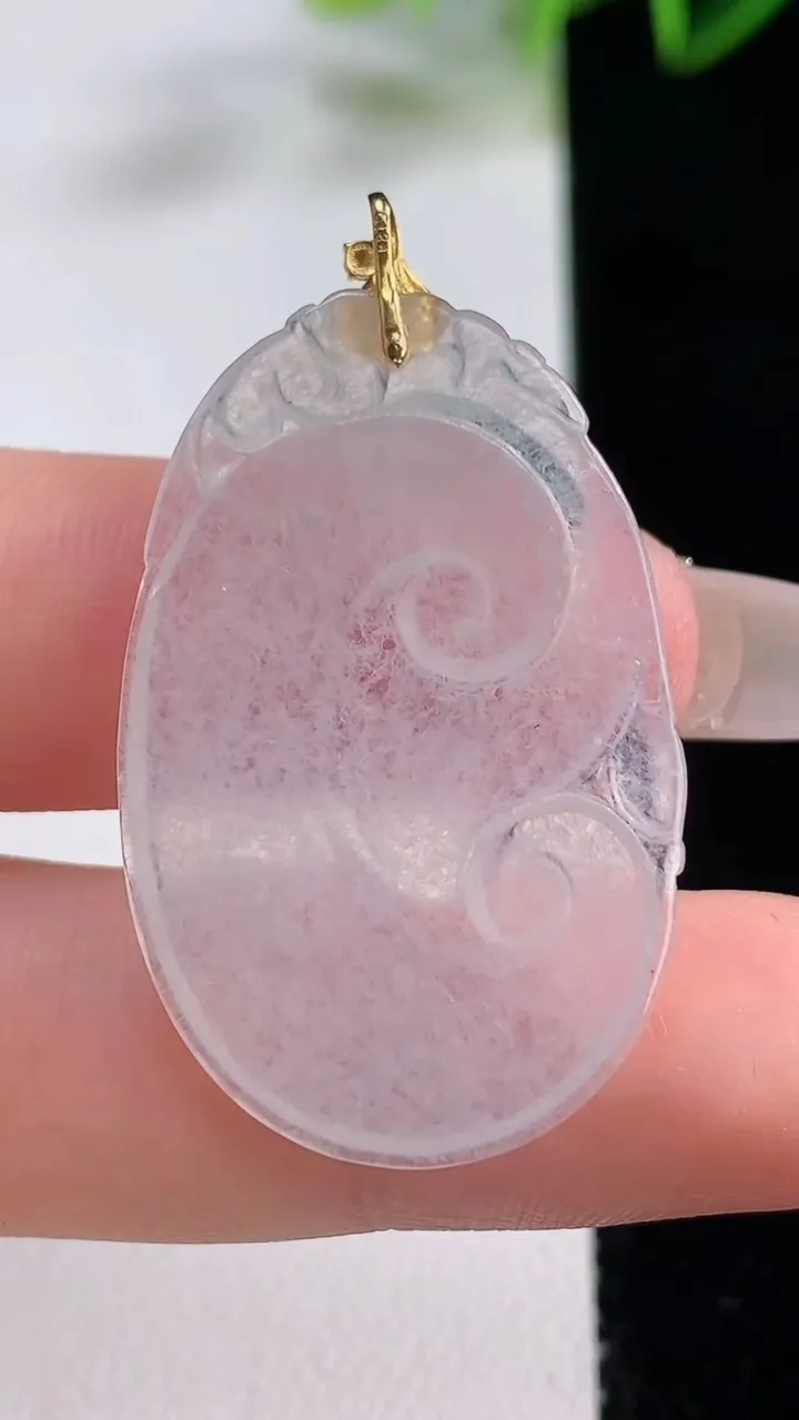 天然A货翡翠种白冰如意吊坠，尺寸35.2-21.6-2.6，重量:4.36g
12月22日